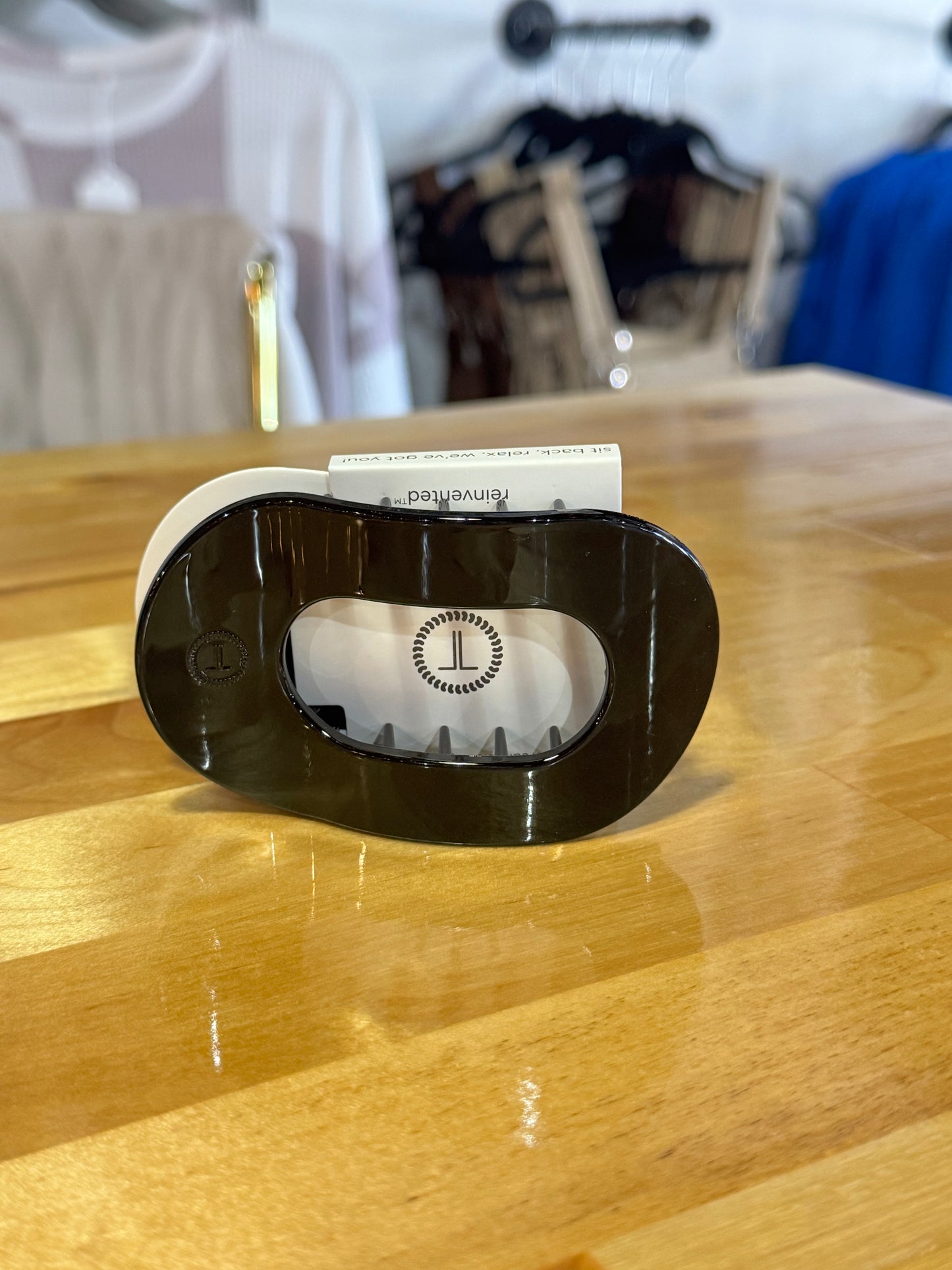 Medium Round Flat Clip Jet Black