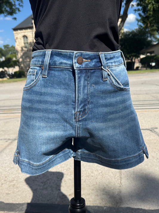 MEDIUM WASH HIGH RISE SIDE SLIT BASIC SHORTS